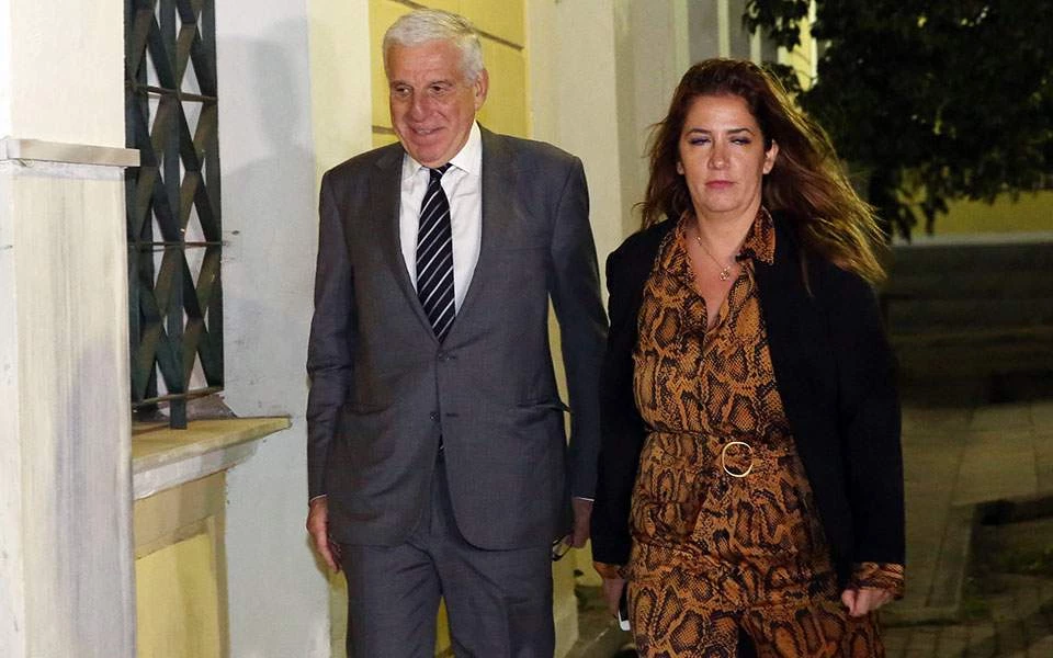 Προφυλακίστηκαν ο Γιάννος Παπαντωνίου και η σύζυγός του – Με ομόφωνη απόφαση